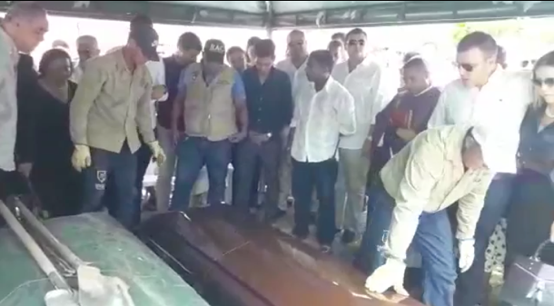 El entierro del Ñeñe Hernández se efectuó el 5 de mayo de 2019 en el cementerio Jardines del Ecce Homo, de Valledupar.