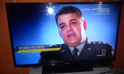 El general Ricardo Restrepo, amigo íntimo del narcotraficante “Ñeñe” Hernández, aparece en el programa “Alerta Aeropuerto” como el héroe colombiano en la lucha contra las drogas.