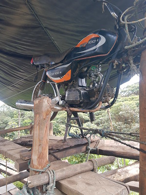 Motor que moviliza el winche artesanal para la extracción ilegal de madera en la Reserva ProAves El Pangán