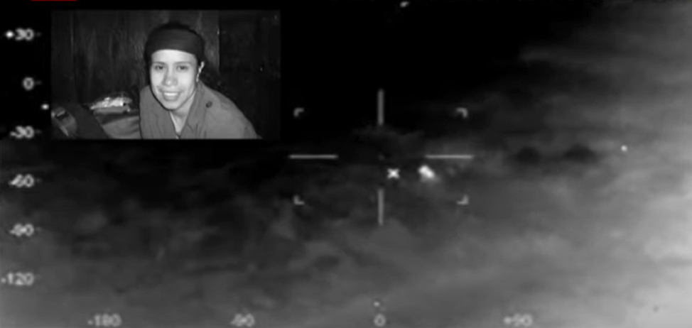 Captura del momento en que el Ejército bombardea el campamento donde se encontraba “La Pilosa”. En el recuadro hay un retrato de la guerrillera abatida. Foto: archivo. 
